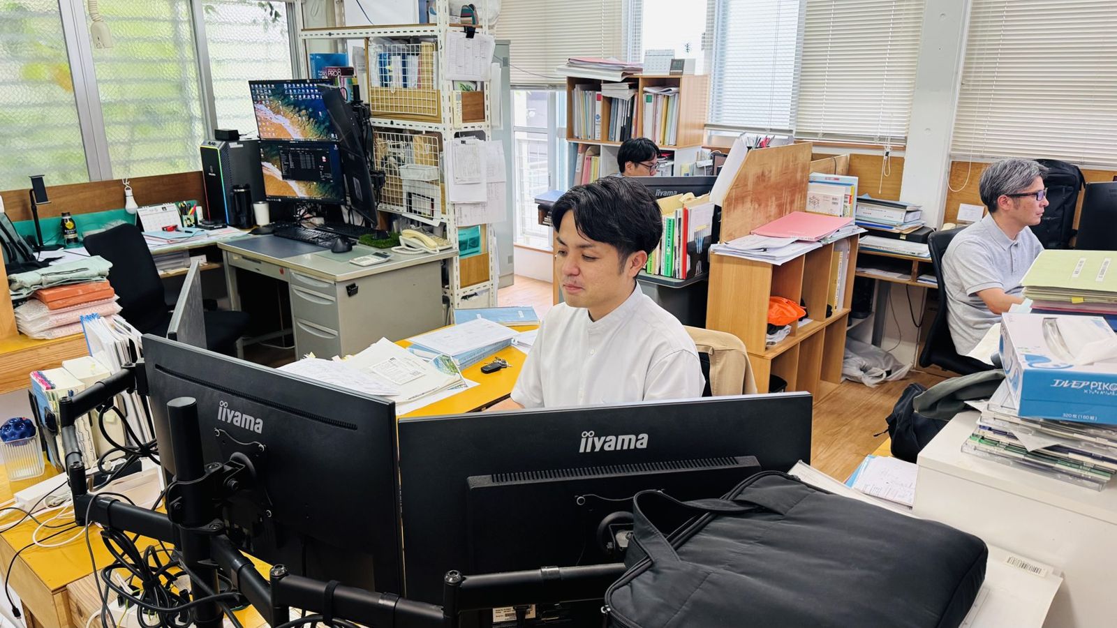 本や資料に囲まれた事務所の様子