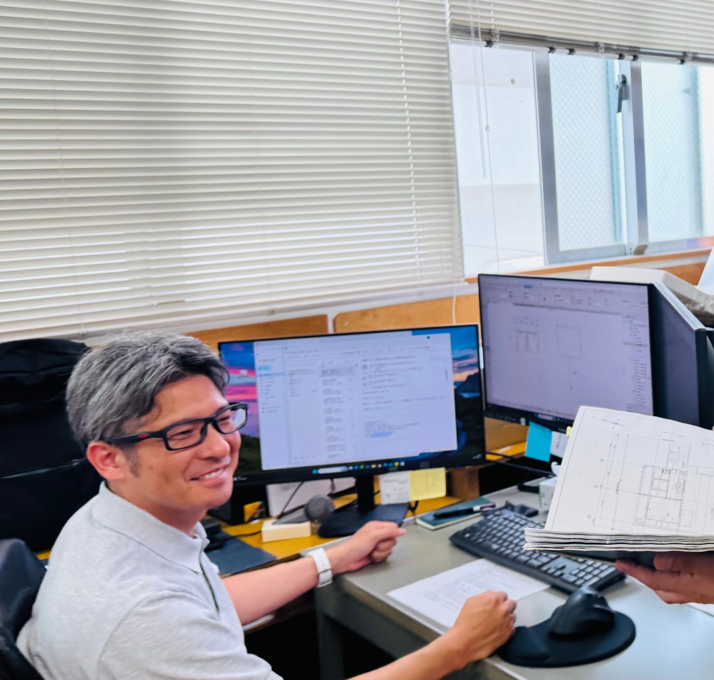 代表と一緒に図面を確認する入社3年目のTさん
