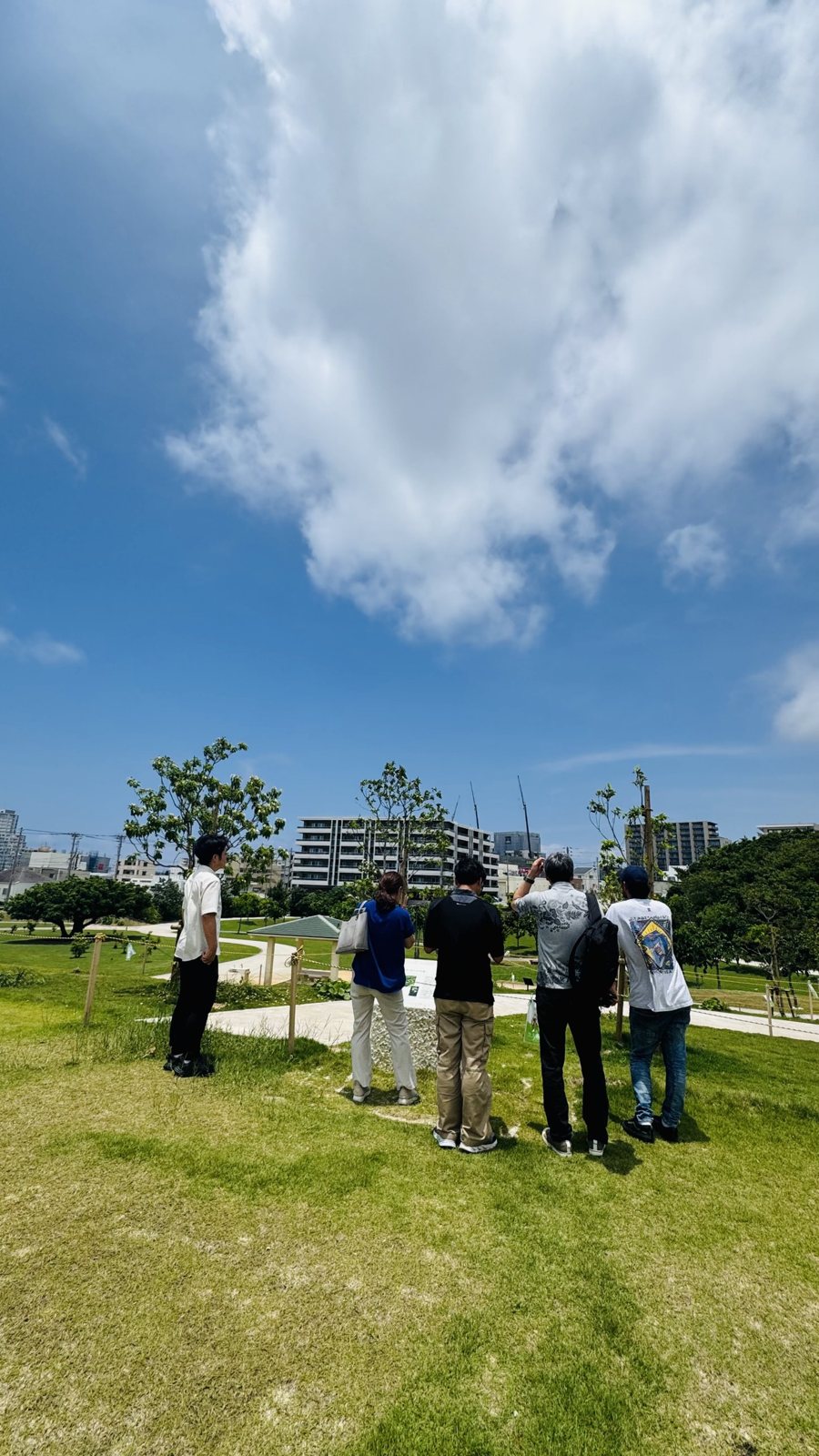 屋外で外構を見学する社員