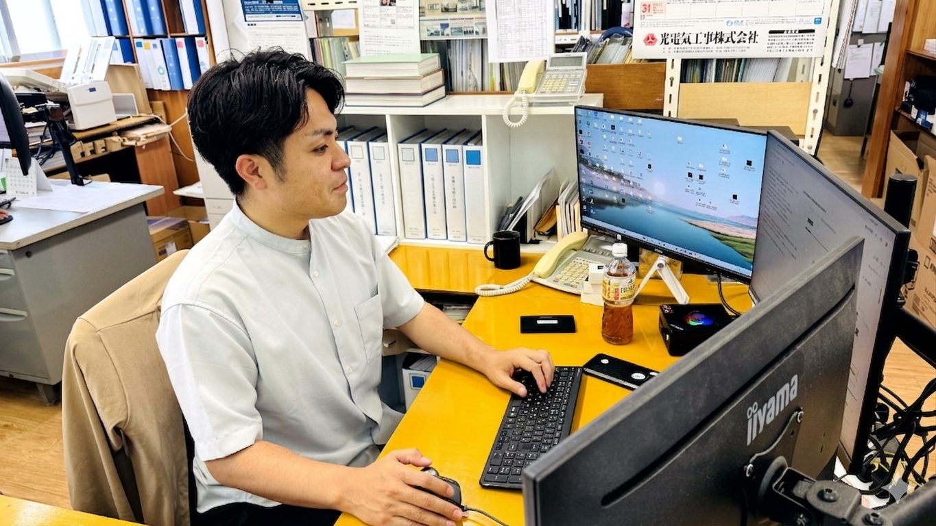 代表がデュアルモニターで図面を作成する様子